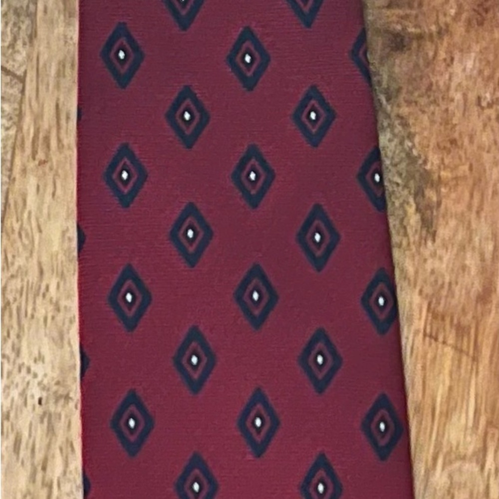 JOS A. BANK MEN’S BURGUNDY, BLACK, & WHITE 100% SILK NECKTIE/PRE-OWNED/MARVELOUS